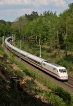 401 071 als ICE 883 (Kiel Hbf–Mnchen Hbf) am 11.05.2016 zwischen Hittfeld und Klecken