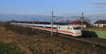 Ein ICE1 kam hier mit dem ICE 876 auf der SFS Hannover - Berlin bei Stendal vorbei.