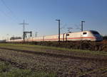 Im morgendlichen Licht fährt Tz 117  Hof  als ICE 1028 (Nürnberg Hbf - Hamburg Altona) bei Brühl gen Norden.