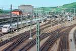 Blick von der Grombühlbrücke, die den östlichen Weichenbereich des Würzburger Hauptbahnhofs überspannt.