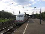 401 562  Geisenheim/Rheingau  steht als ICE 28 von Wien nach Hamburg in Bonn Hbf auf Gleis 1.
