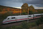 Triebkopf ICE 5 401 063-3 bei herbstlicher Abendsonne von einer leichten Anhöhe aus fotografiert.