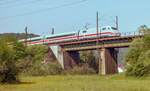 Am 26.5.04 rollte ein ICE-1 nach München über die untere Möhrenbachbrücke südlich von Treuchtlingen.