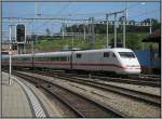 Ein ICE aus Berlin Ostbahnhof mit Ziel Interlaken-Ost trifft am Vormittag des 27.07.2008 im Bahnhof Spiez ein.