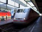 Der ICE 593 von Berlin Ostbahnhof nach Mnchen Hbf fhrt am 30.08.08 um 11:08 mit Triebkopf 401 004-7 in Stuttgart Hbf ein