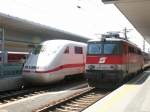 ICE 1 bei der Ausfahrt aus Linz Hbf mit Ziel Hamburg Altona gemeinsam mit 1142 654-1 zur Abfahrt nach Kirchdorf/Krems bereit gestellt, 10.7.2006