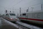 Zugbegegnung im Mannheimer Hauptbahnhof: 401 063-3 fhrt an dem stehenden 401 567-3 vorbei.