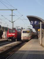 146 116 und ein einfahrender 401 treffen sich in Freiburg Hbf.