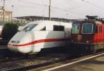 ICE 401-077-3 (Zrich-Hamburg)im Dezember 2002 zusammen mit einer RE 4/4 in Zrich Hbf.