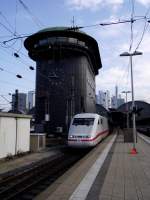 ICE 1 (BR 401 087-2) und das stillgelegte Stellwerk Frankfurt 1 am 05.03.14 