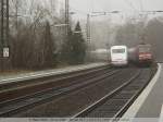 BR 101 017-2 und ein ICE1 begegnen sich gerade in Uelzen.