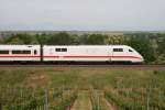 401 579 als ICE 373 (Berlin Ostbf–Interlaken Ost) am 10.05.2011 zwischen Bad Bellingen und Rheinweiler; im Hintergrund das Oberrheintal und die Silhouette der Vogesen