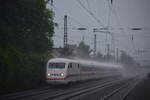 Bei einem starken Regenschauer kam ein glänzend sauberer 402er durch Angermund gen Duisburg gefahren.