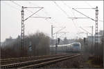 Unter der Oberleitung ins Gegenlicht -    Nur einmal ist mir der ICE 2 auf der Remsbahn begegnet, hier bei Weinstadt-Endersbach.