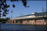 Ein ICE 2 passiert hier am 23.9.2006 auf der Fahrt zwischen Hauptbahnhof und Ostbahnhof Berlin den S Bahn Bahnhof Jannowitzbrücke.