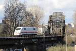 Ein einzelner ICE 2 (BR 402) Triebkopf auf der Deutschherrnbrücke (Bahnstrecke Frankfurt-Hanau/KBS 640) in Frankfurt am Main am 25.