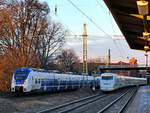 Der Elektrotriebzug 365 und ein ICE 2 (402 035) ist hier Mitte März 2021 bei der Durchfahrt in Wuppertal-Unterbarmen zu sehen.