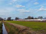 808 045/402 045 (FONTANESTADT  NEURUPPIN) als ICE 1103 Norddeich=Mole - Stuttgart begegnet IC 2322 in Hummeldorf zwischen Salzbergen und Rheine, 12.03.2022