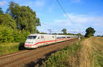 ICE 659  Eberswalde  mit Triebkopf 402 022 (ICE 2) voraus, auf der Fahrt von Berlin Südkreuz zum Ostseebad Binz am 30.08.2022 in Engelswacht aufgenommen.