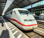 402 029 (TEMPLIN) steht als ICE Sprinter Bonn - Köln - Berlin im Bonner Hbf bereit, 01.08.2023