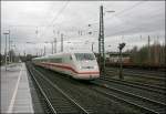 402 040 (?)  Bochum  fhrt als InterCityExpress 547, von Dsseldorf nach Berlin-Ostbahnhof durch das Ruhrgebiet Richtung Dortmund.