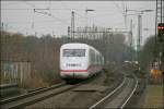 402 023  Schwerin  und ein Schwestertriebzug druchfahren als ICE 519, von Bonn/Dsseldorf nach Berlin-Ostbahnhof, den Bahnhof Rheda-Wiedenbrck mit 160 Km/H Richtung Hannover.