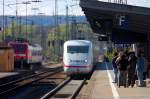 Fast lautlos bremst sich eine ICE 2 - Doppelgarnitur (korrigiert) an Bahnsteig 5 in Donauwrth.