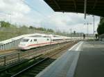 Ein Intercity von der Stadtbahn kommend,bei der vorbeifahrt am S-Bahnhof Heerstrasse.01.05.08