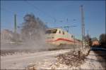 402 022 (9380 5 402 022-8 D-DB) ist als ICE 951 nach Berlin-Ostbahnhof unterwegs.