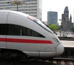 Bahnhof Berlin Zoologischer Garten mit ICE und Kaiser-Wilhelm-Gedchtniskirche im Hintergrund.