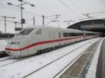 ICE 2 steht am 31.12.09 im Berliner Hauptbahnhof zur Abfahrt bereit