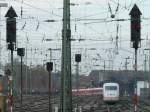 ICE 2  Magdeburg  als ICE 642 nach Berlin Ostbahnhof, mit einer 422er Doppelgarnitur als S1 Dsseldorf - Dortmund am Haken, Einfahrt kurz vor Dortmund Hbf.(19.02.2010)