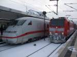 ICE  Eberswalde  (402 022-8) und die stark vereiste 146 124-3 stehen in Bielefeld.