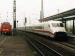 ICE 402 neben 141 260-0 auf Hamm Hauptbahnhof am 21-4-2001.