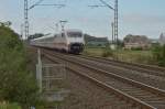 An der Frther Hecke in Gubberath ist der 402 029-3 Triebkopf mit offener Klappe unterwegs nach Rheydt.