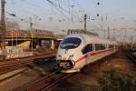 Einfahrt eines unbekannten ICE 2 in den Bahnhof Köln-Deutz am Abend des 13.03.2014. Ohne Halt rauscht der Zug weiter über die Hohenzollernbrücke in den Kölner Hauptbahnhof.