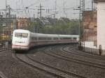 402er ICE kommt gerade vom Düsseldorfer HBF nach Köln durch Düsseldorf Volksgarten gefahren.