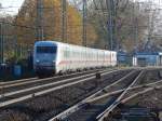 Von der Morgensonne angestrahlt kommt ein ICE2 von Köln durch Düsseldorf Oberbilk gefahren und erreicht gleich Düsseldorf HBF.