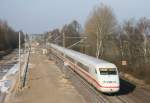 808 032 als ICE 587 (Hamburg-Altona–Mnchen Hbf) am 14.02.2013 zwischen Winsen (Luhe) und Radbruch; links nimmt das 3.