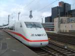 Der etwa 15 Mintig versptete und deshalb abweichend auf Gleis 10 fahrende ICE 849/859 verlsst am 10.4.07 den Hbf Hannover