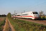 Am Abend des 23.04.2020 fuhr 808 010-3/402 045-9  Fontanestadt Neuruppin  als ICE 373 (Berlin Ostbahnhof - Basel Bad Bf) südlich von Buggingen über die Rheintal in Richtung Müllheim