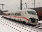 Ein ICE 2 mit Steuerwagen und offener Bugklappe voran am 10.01.2010 in Bochum-Ehrenfeld auf dem Weg nach Berlin Ostbhf.