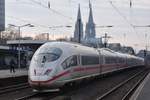 KÖLN, 02.02.2017, ein ICE in Richtung Köln Hbf auf Durchfahrt durch den Bahnhof Messe/Deutz