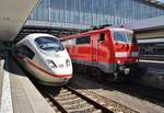 403 019-3  Bergisch Gladbach  trifft am 14.8.2017 als ICE622 nach Dortmund Hauptbahnhof im Münchener Hauptbahnhof auf 111 213-5 mit der RB59156 nach Treuchtlingen.