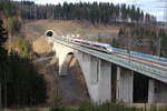 Scheitelpunkt VDE 8.1 - Zwischen der Dunkeltalbrücke und der Grubentalbrücke befindet sich auf 603 Metern über NN der höchste Punkt der Schnellfahrstrecke Erfurt - Ebensfeld. Der mittägliche Sprinter ICE 1005 (Berlin Gesunbrunnen - München Hbf), bestehend aus Tz  Westerland/Sylt , befährt gerade die Dunkeltalbrücke.

Dunkeltalbrücke, 14. Januar 2018 