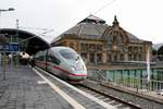 403 528-3 (Tz 328  Aachen ), einer der mit Unterschriften beklebte Eröffnungs-ICE zur VDE 8, als ICE 1004 (Linie 29) von München Hbf nach Berlin Gesundbrunnen steht in Halle(Saale)Hbf auf