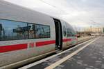 403 528-3 (Tz 328  Aachen ), einer der mit Unterschriften beklebte Eröffnungs-ICE zur VDE 8, als ICE 1004 (Linie 29) von München Hbf nach Berlin Gesundbrunnen steht in Halle(Saale)Hbf auf