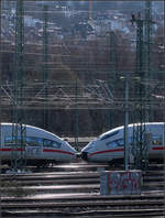 Inmitten bahntechnischer Einrichtungen -    ICE 3 bei der Einfahrt in den Stuttgarter Hauptbahnhof.