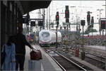 Vom Vorfeld an den Bahnsteig -    Einfahrt eines ICE 3-Zuges in den Frankfurter Hauptbahnhof.