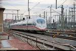 Nachschuss auf eine BR 403 als ICE 1539 (Linie 15) von Frankfurt(Main)Hbf nach Berlin Hbf (tief), die das Gleisvorfeld von Halle(Saale)Hbf durchfährt.